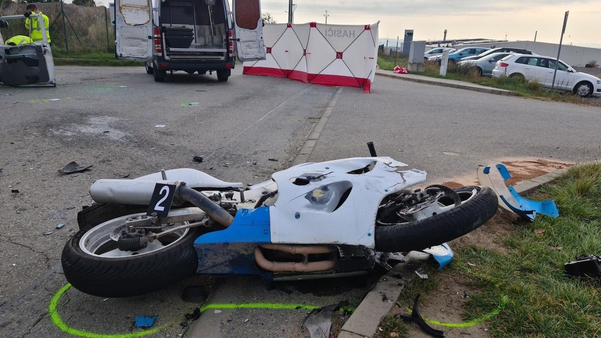 Mladý motorkář vrazil u Brna do odbočující dodávky, nehodu nepřežil